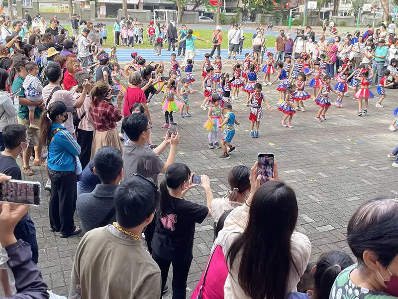 高雄市前金區建國國小舉行校慶活動及社區聯合運動會，全校師生與社區民眾以歡欣愉悅的心情共同參加一年一度的校慶及社區運動會等活動。（記者吳文欽設）