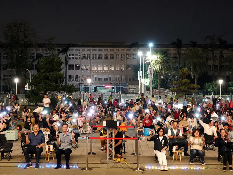 高雄市議會23日晚間辦理「暖心FUN映  星空電影院」寒冬聯合送暖活動，首次以星空電影院邀請市民朋友與受贈弱勢家庭一起放鬆看電影。（記者吳文欽攝）