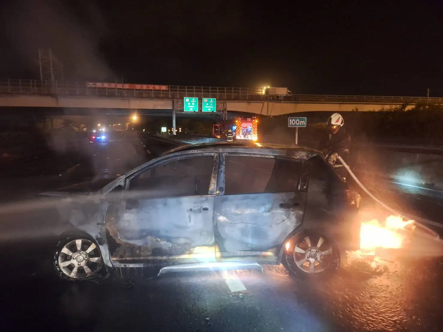 國道一號南向小客車不明原因擦撞護欄後逆向停於中線車道，後方2車反應不及撞上，賴男座車當即起火燃燒，逃生不及受困車內燒成焦屍。(記者張振興翻攝)