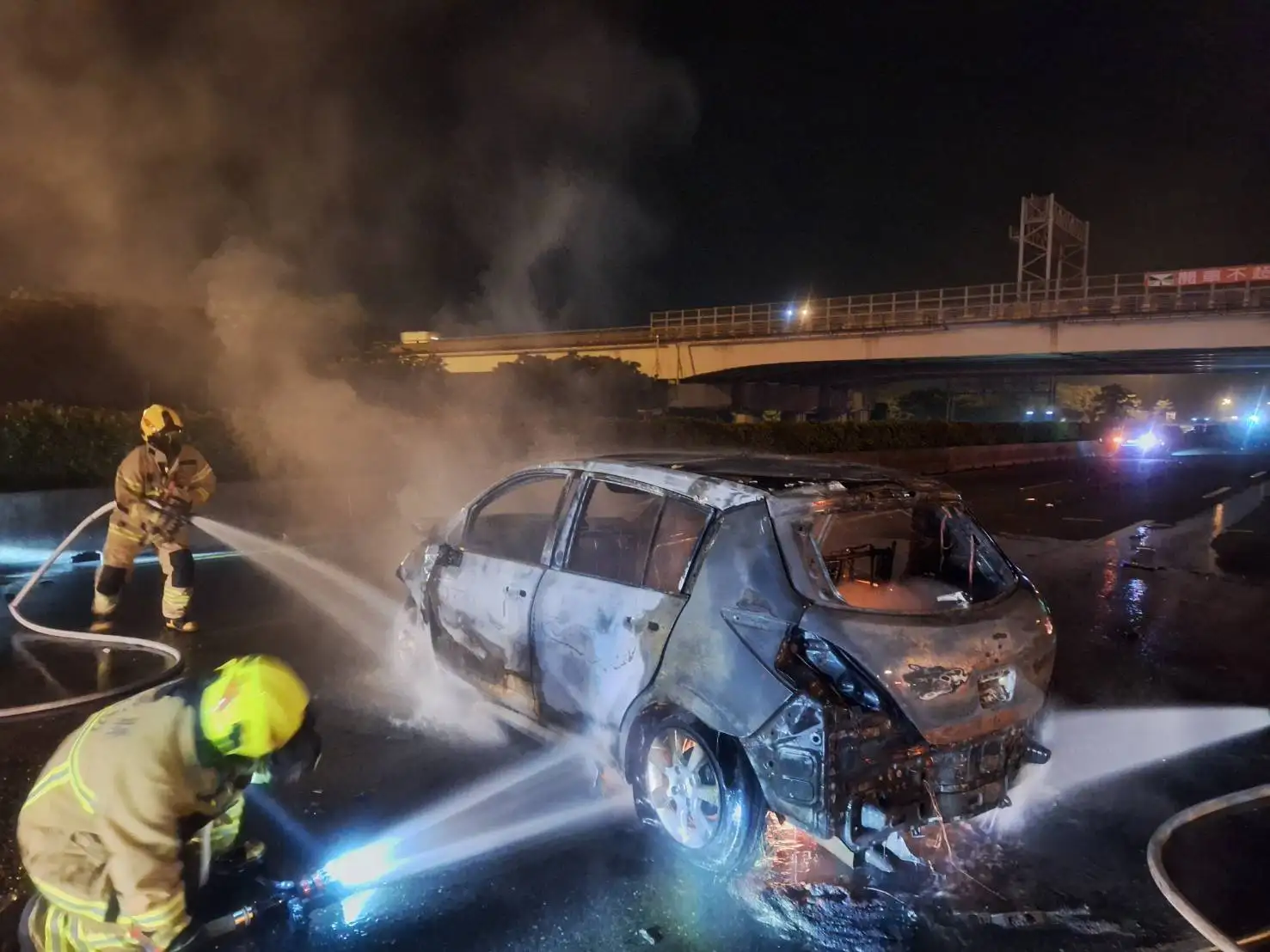 國道一號南向小客車不明原因擦撞護欄後逆向停於中線車道，後方2車反應不及撞上，賴男座車當即起火燃燒，逃生不及受困車內燒成焦屍。(記者張振興翻攝)