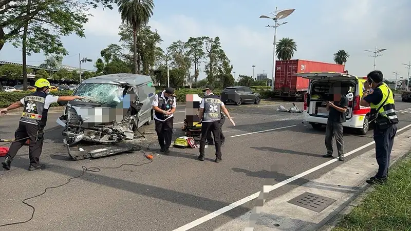 保全運鈔車行經小港區中山四路時，疑因失控打滑跨越中央分隔島而撞擊對向聯結車，導致車頭嚴重損毀。(圖/小港分局提供)