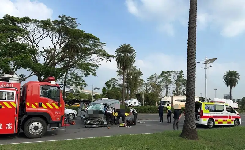 保全運鈔車行經小港區中山四路時，疑因失控打滑跨越中央分隔島而撞擊對向聯結車，導致車頭嚴重損毀。(圖/小港分局提供)