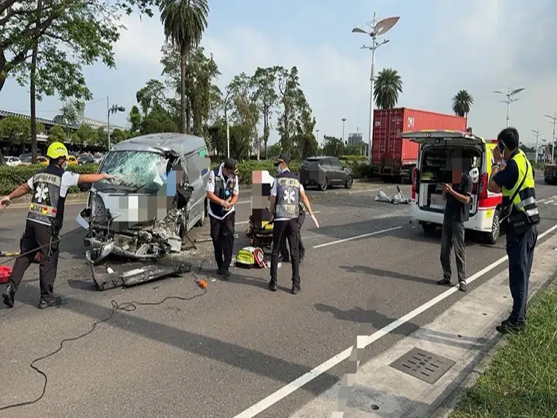 高雄小港運鈔車撞聯結車兩人受傷送醫