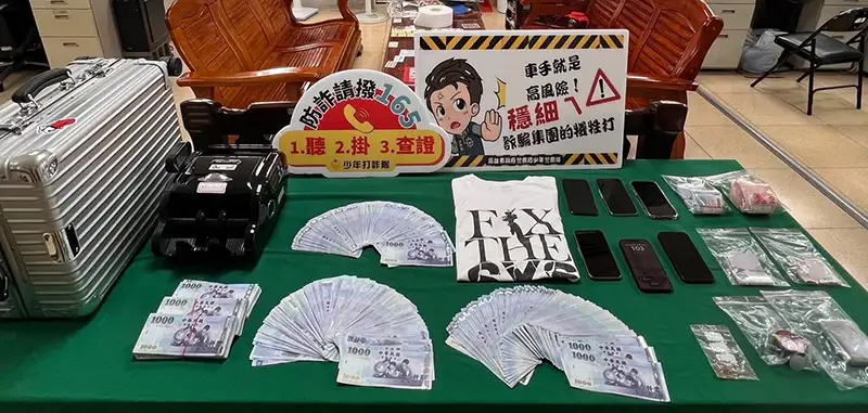 警方查扣以張姓嫌犯為首的詐欺車手集團，查扣現金65萬餘元、點鈔機、第二級毒品大麻、手機及涉案穿著白色上衣等證物。(圖/少年警察隊提供)