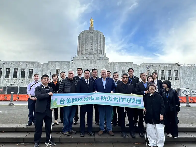 高雄市議員林智鴻於美西時間25日拜訪美國奧勒岡州眾議院，會見州眾議員Paul Evans與新任州務卿Tobias Read，推動高雄、奧勒岡雙邊交流。（林智鴻提供）