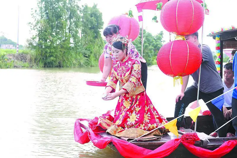 新娘在裝飾精美的花船上進行祭龍王等傳統儀式，祈求婚姻幸福美滿。（記者楊婉攝）