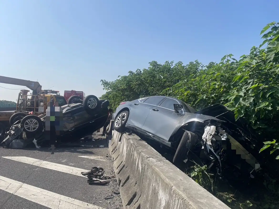 國一台南下營路段兩車相撞，一車翻覆4輪朝天，一車卡護欄。(圖/國道警提供)