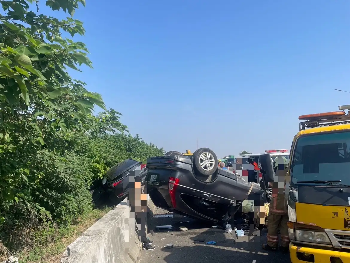 國一台南下營路段兩車相撞，一車翻覆4輪朝天，一車卡護欄。(圖/國道警提供)