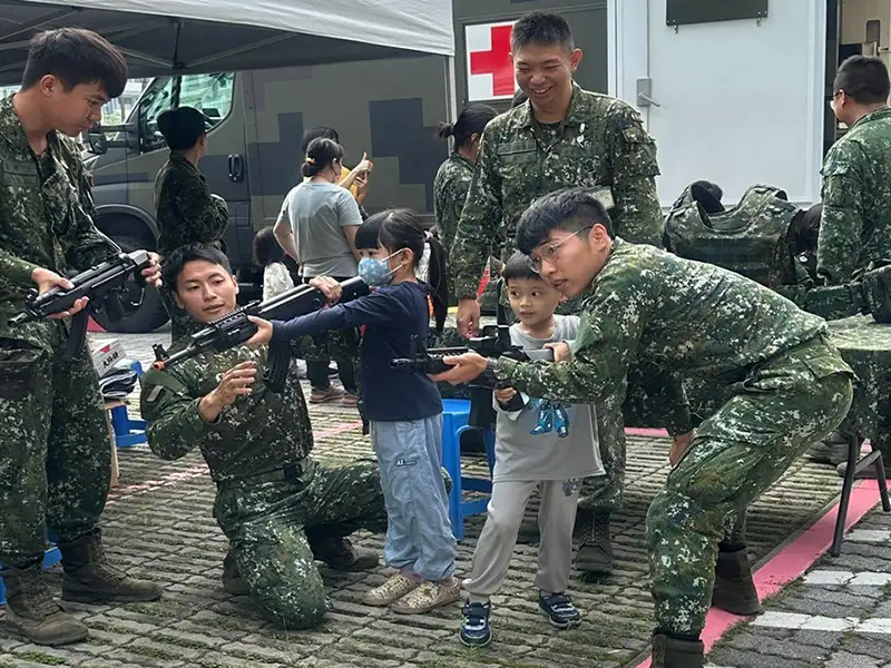 國軍裝備進駐校園 中華醫大全民國防教育週熱鬧登場