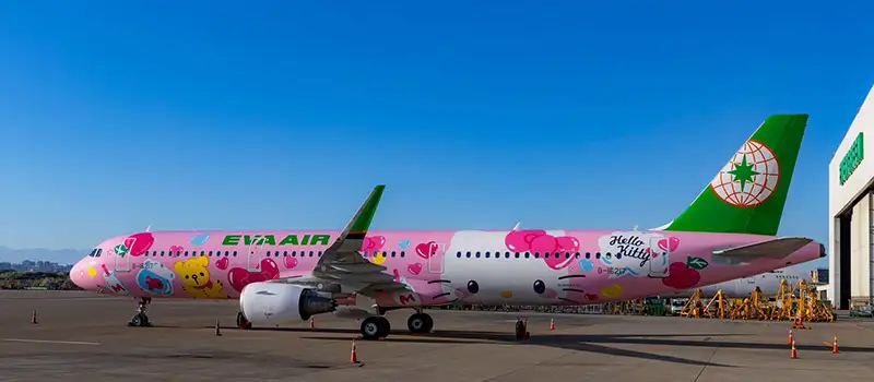 長榮航空與三麗鷗公司今年合作推出全新的三架Hello Kitty彩繪機，第二架新成員「粉萌機」，全機身以粉紅色為主色調，再搭配可愛的Hello Kitty，即日起飛航台北-仙台航線。（長榮航空提供）