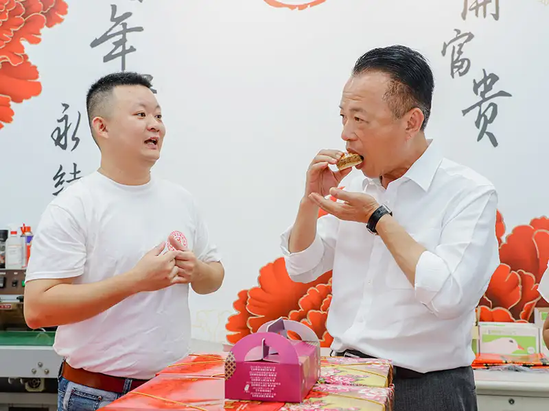 翁章梁縣長前往六腳鄉老福仔蒜頭餅及玉香禮餅舖 驗收衛生局輔導烘培食品成效。(圖/張振興 攝)