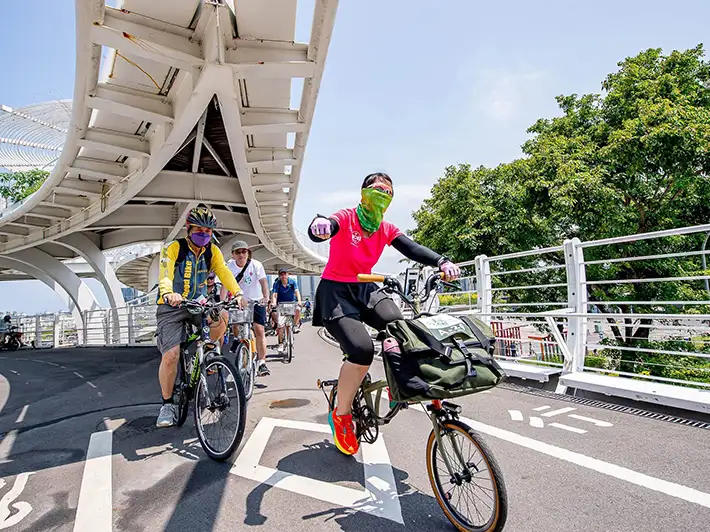 單車遊程外，現場有聖誕市集、音樂表演及有趣的週邊活動，一起感受溫馨熱鬧的聖誕氛圍。（記者吳文欽攝）