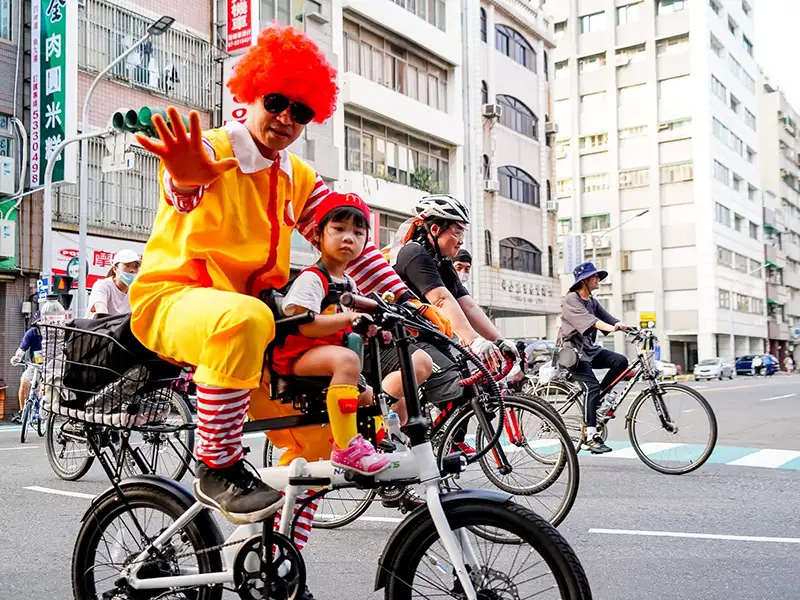 今年最終場的「乘風而騎」單車活動以聖誕變裝派對為主題，歡迎大小朋友一同變裝同樂。（記者吳文欽攝）