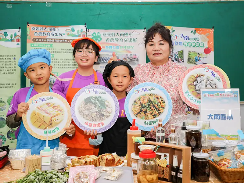 推動團體展示食農教育成果，學生擔任導覽員推廣健康飲食、永續農業。(圖/張振興 攝)