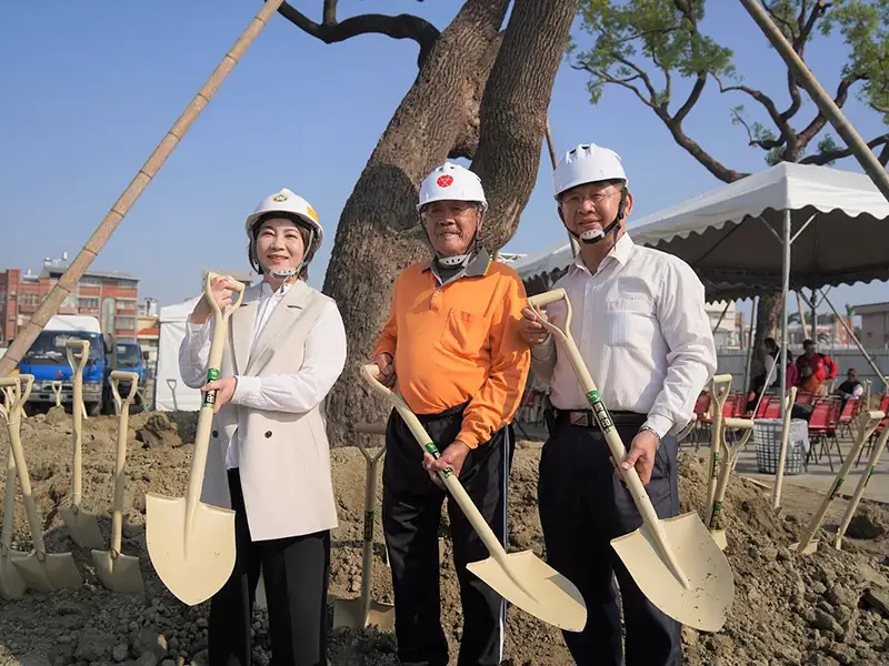 屏東和生市地重劃區7日舉行老樹移植活動，9旬耆老回憶當年植樹點滴。（記者洪淑玉翻攝）