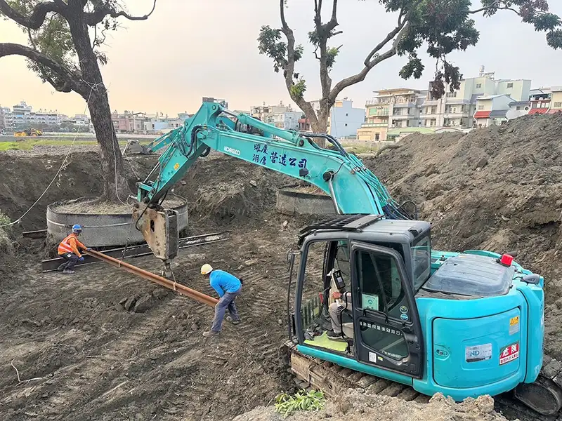 屏東和生市地重劃區7日舉行老樹移植活動，9旬耆老回憶當年植樹點滴。（記者洪淑玉翻攝）