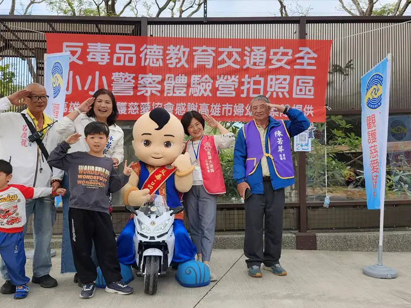 高雄市大港興公益協會攜手前市議員陳若翠服務團隊辦理耶兒童公益活動，邀請仁武國小弱勢家庭的家長孩子們共計一百戶到高雄壽山動物園一日遊。（記者吳文欽攝）