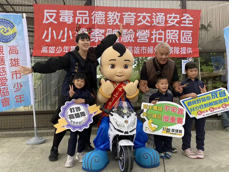 高雄市大港興公益協會攜手前市議員陳若翠服務團隊辦理耶兒童公益活動，邀請仁武國小弱勢家庭的家長孩子們共計一百戶到高雄壽山動物園一日遊。（記者吳文欽攝）