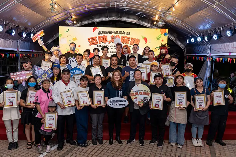 第四屆高雄鹹酥雞嘉年華活動在高雄大遠百追夢廣場圓滿落幕，兩天累計活動吸引超過十萬人潮，大遠百全館業績較去年同期成長四成。（記者吳文欽攝）