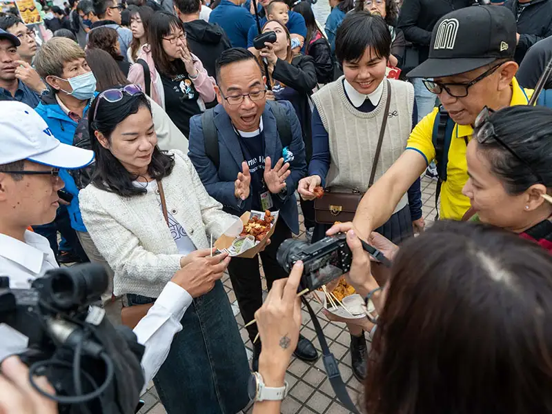 第四屆高雄鹹酥雞嘉年華活動在高雄大遠百追夢廣場圓滿落幕，兩天累計活動吸引超過十萬人潮，大遠百全館業績較去年同期成長四成。（記者吳文欽攝）