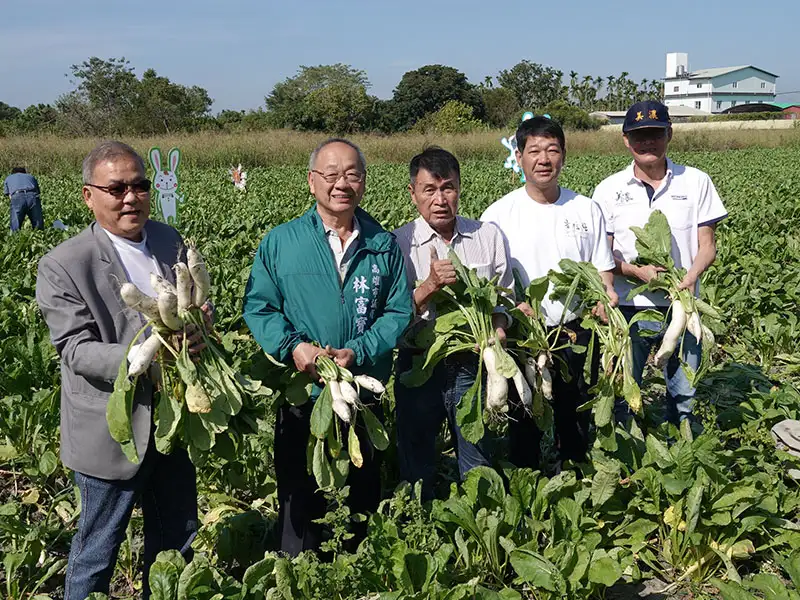 高雄市議會農林委員會由張漢忠議員率隊，前往美濃區關切災後復原情況，以及當季農產產銷情形。（記者吳文欽攝）