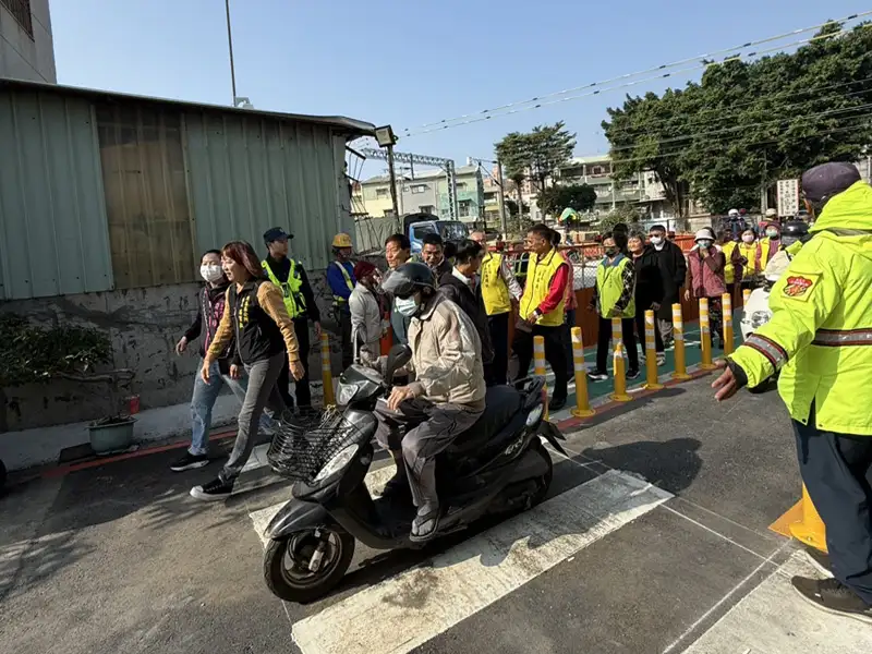 台南市北區實踐街平交道封閉施工長達3年10個月，今(15)日上午10時起，開放雙向機車道及行人通行道，方便民眾來往通行鐵路兩側。