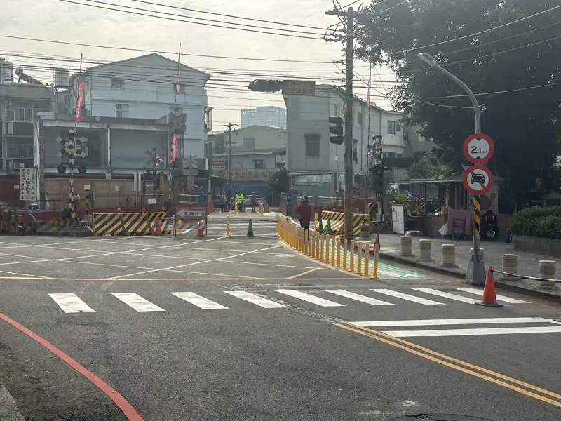 台南市北區實踐街平交道封閉施工長達3年10個月，今(15)日上午10時起，開放雙向機車道及行人通行道，方便民眾來往通行鐵路兩側。