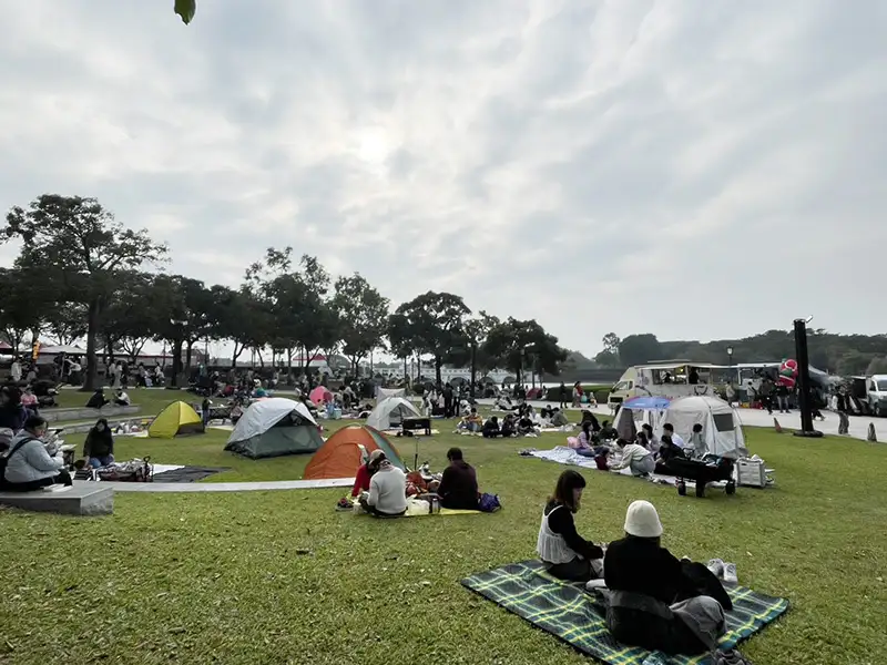 奇美博物館「2024聖誕週末」14日盛大登場，活動首日吸引大批人潮湧入，經典的聖誕舞會依舊高人氣high翻全場。(記者/林怡孜)