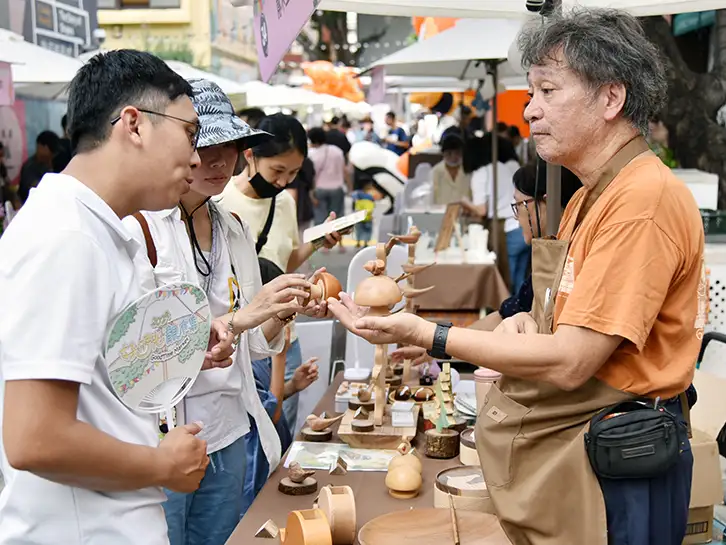 陳誌誠現主要透過展攤推廣木工文創商品。(圖/雲嘉南分署提供)