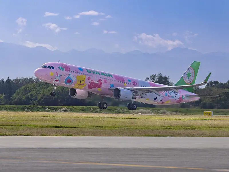 長榮航空Hello Kitty「粉萌機」期間限定 快閃高雄-香港航線