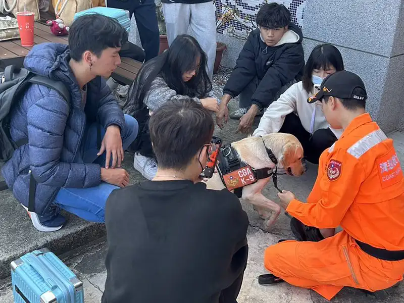 難得機會與海巡署搜救犬近距離接觸。(圖/嘉南藥理大學)