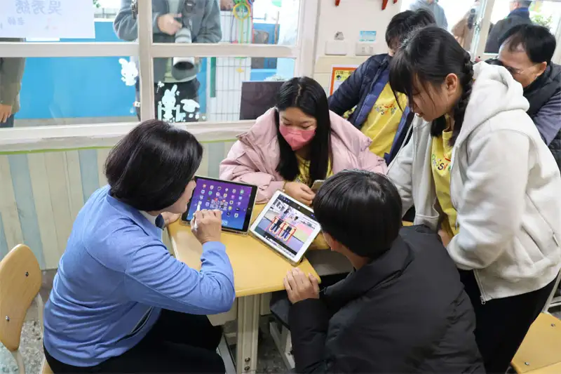 雲林縣長張麗善前往鎮東國小，與家長及學生一同體驗智慧黑板與數位載具帶來的創新教學成果。(圖/雲林縣政府提供)