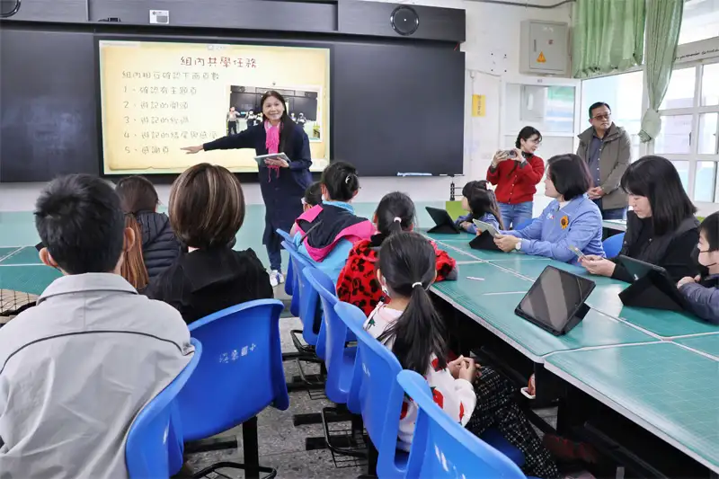 雲林縣長張麗善前往鎮東國小，與家長及學生一同體驗智慧黑板與數位載具帶來的創新教學成果。(圖/雲林縣政府提供)