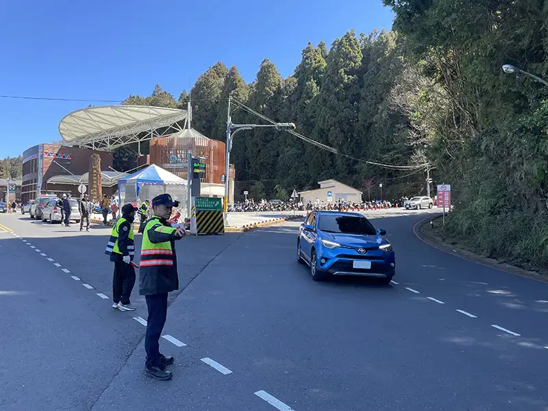 2025年阿里山日出印象音樂會期間，請遊客聽從警方疏導指揮。(圖/嘉義縣警察局提供)