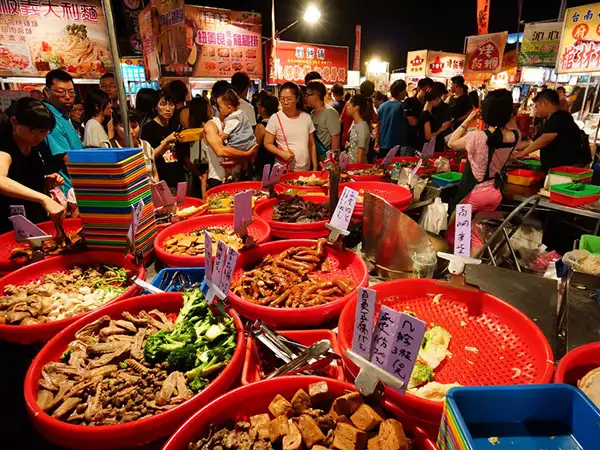 夜市是台南在地文化的重要一環，無論是居民日常休閒或外地遊客的必訪景點。(圖/台南市政府提供)