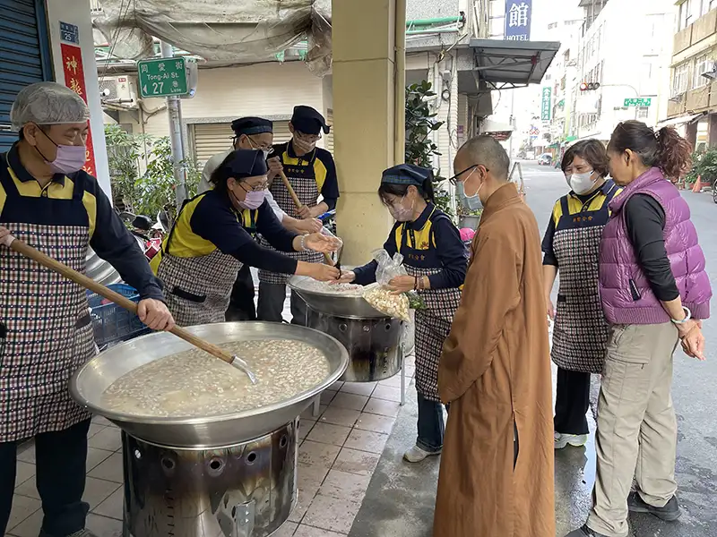 慶祝佛陀成道紀念日，佛光山普賢寺、國際佛光會普賢分會及新興區建華里服務處，4日在新興區同愛街共同辦理慶祝法寶節臘八粥結緣活動。（記者吳文欽攝）