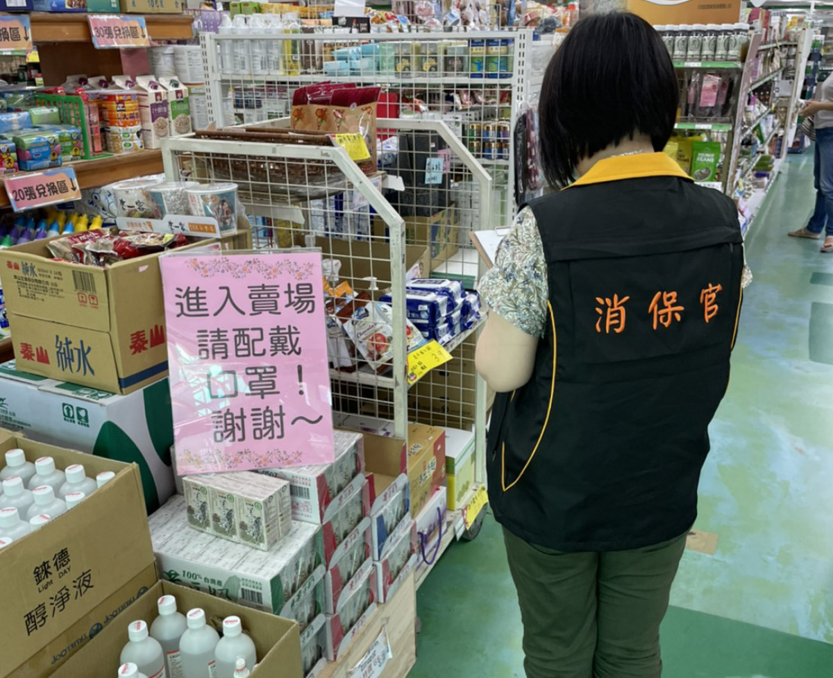 消保官前往各大賣場、商家進行稽查