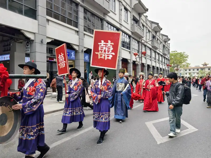 新人們沿著古城小巷漫步，向路人和遊客分享幸福與甜蜜的喜悅。(記者楊婉攝)