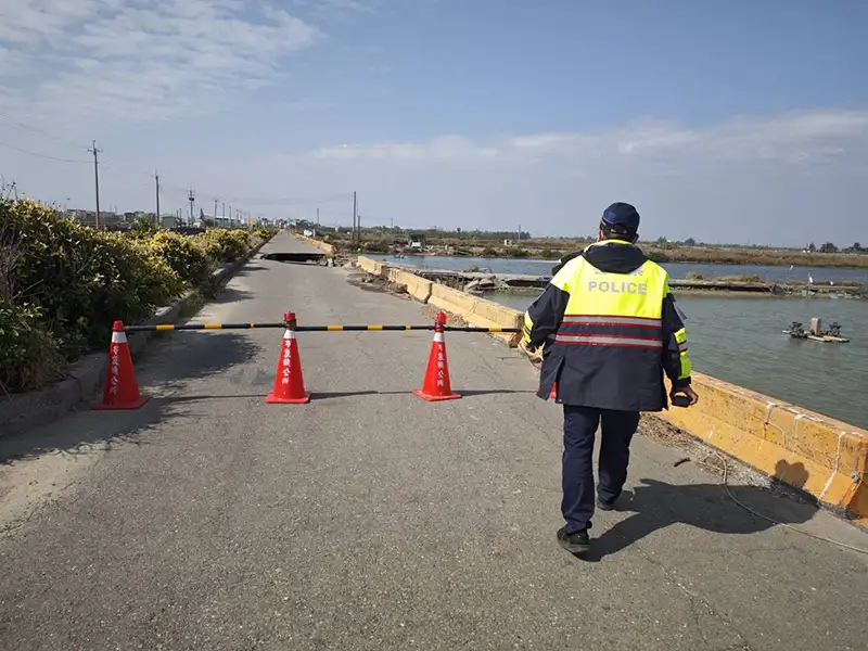 布袋分局已派員警封閉該防汛道路。(圖/布袋分局提供)