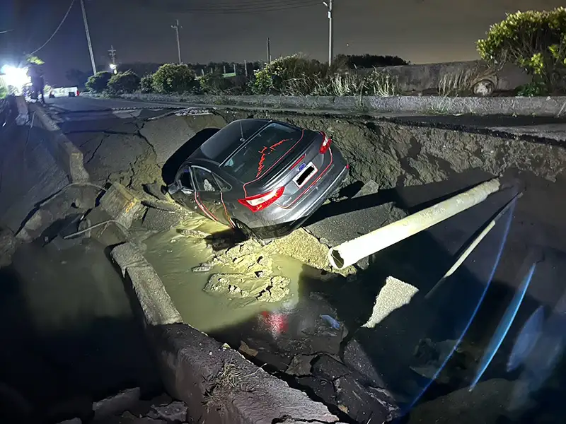 布袋防汛道路坍塌  汽車陷坑洞幸無人傷