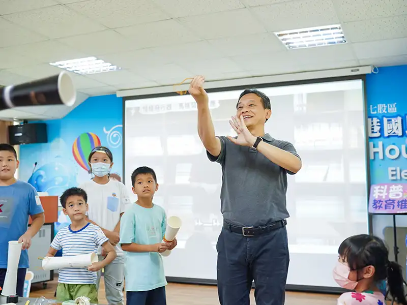 鐘俊顏副校長於後港國小為學童示範如何發射「怪怪飛行器」。(圖/崑山科技大學)