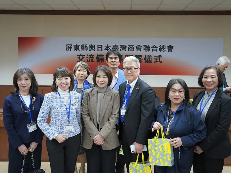 日本臺灣商會聯合總會回國訪問團，10日由總會長東鄉清龍率領30人拜會屏東縣政府，縣長周春米率縣府團隊歡迎。（屏東縣政府提供）