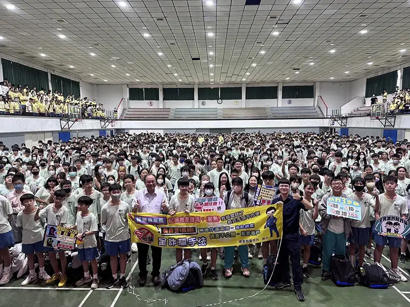 民雄分局長吳俊德前往各大專院校及各國、高中校園，透過校園入班犯罪預防活動結合防詐宣導。(圖/民雄分局提供)