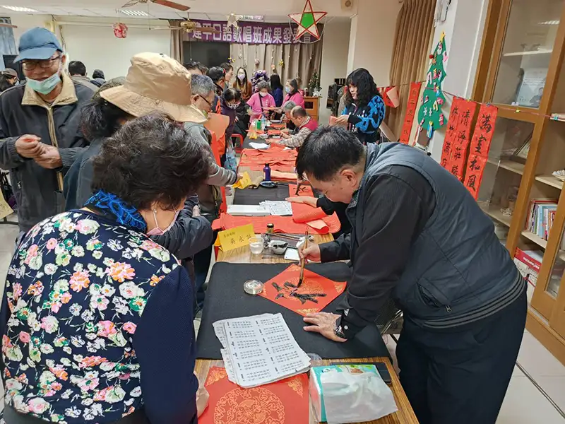 建平里日前11日配合春節前夕辦理跳蚤市場，增加「金蛇賀新年，宣導贈春聯」新春活動。（圖／安平區建平里提供）