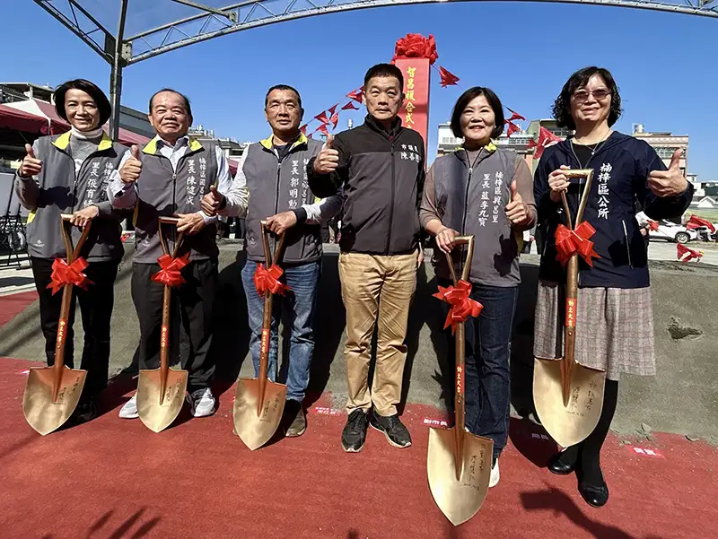 市議員陳善慧表示，他成功爭取智昌複合式立體停車場，已正式動土，由民間廠商投資3億元，預計於今年底完工啟用。（記者吳文欽攝）