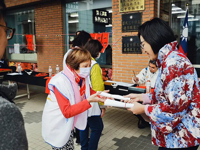 國民黨高雄市黨部15日上午舉辦書法名家現場揮毫春聯活動，由高雄市黨部主委、立法委員柯志恩主持開幕。（記者吳文欽攝）