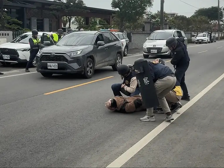 警方獲報後，立即啟動攔截圍捕機制，迅速於歹徒可能逃逸的路線設置攔截點，成功逮捕劫匪。(圖/水上分局提供)