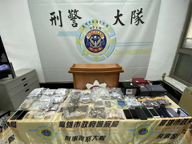 高市警破獲網路毒品外送集團，起獲大麻成品、喪屍菸彈、依托咪脂油、愷他命、毒品咖啡包、手機、販毒所得等證物。(圖/高雄市刑大提供)