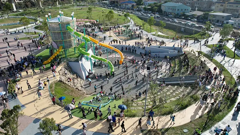 太平區馬卡龍公園-擁有高達11公尺的全國公園最高溜滑梯及特色遊戲場。(圖/台中市政府提供)