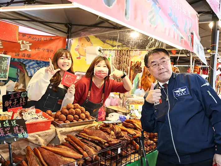 「臺南眷村年貨大街」已於1月16日熱鬧登場，市長黃偉哲特別前往臺南市立棒球場旁發送紅包給逛街採買的民眾。(圖/台南市政府)